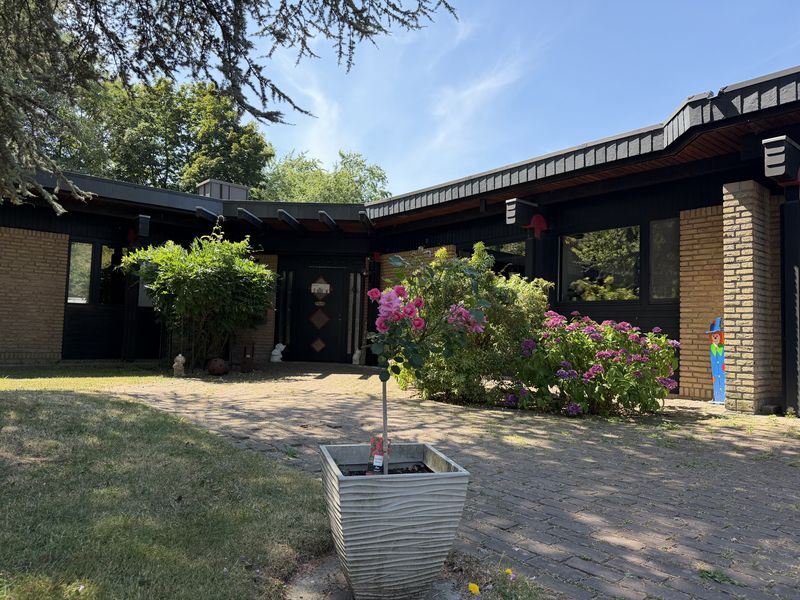 Bungalow mit riesiger Wohnfläche und Schwimmbad